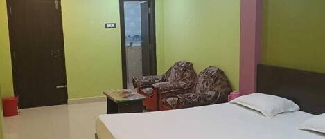 Deluxe Double Room | Desk, laptop workspace