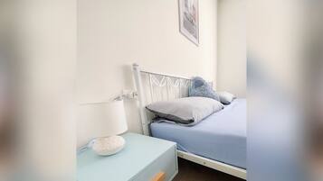 2 sovrum, internet och sÀngklÀder