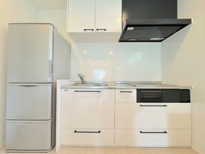 Refrigerador, microondas, parrilla de estufa y utensilios de cocina 