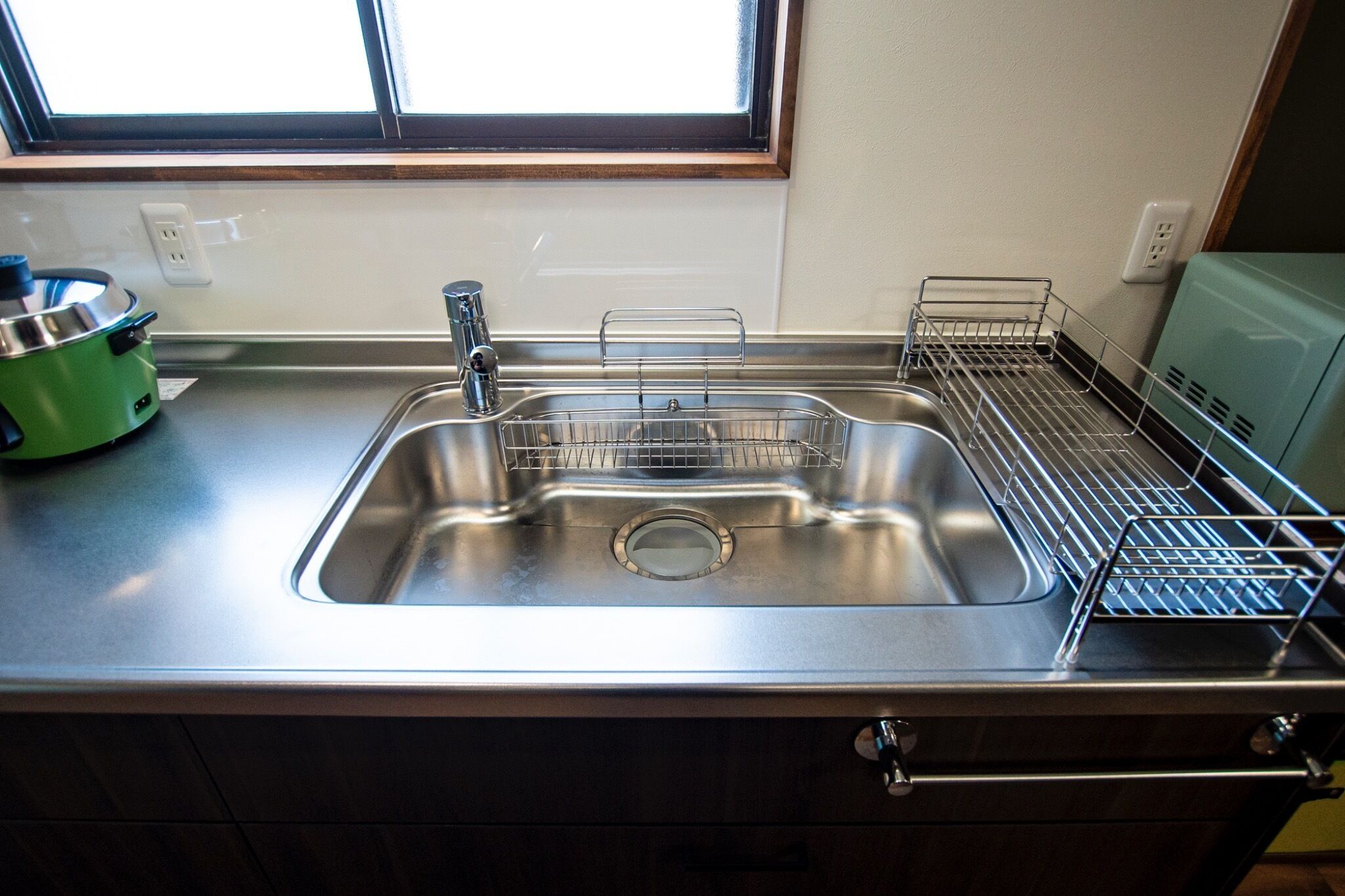 Refrigerador, microondas, parrilla de estufa y utensilios de cocina 