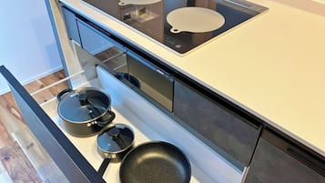 Fridge, microwave, stovetop, cookware/dishes/utensils