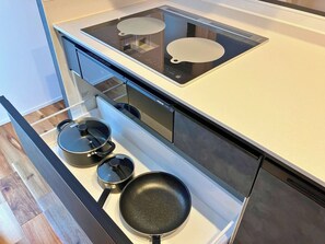 冷蔵庫、電子レンジ、コンロ、調理器具と食器