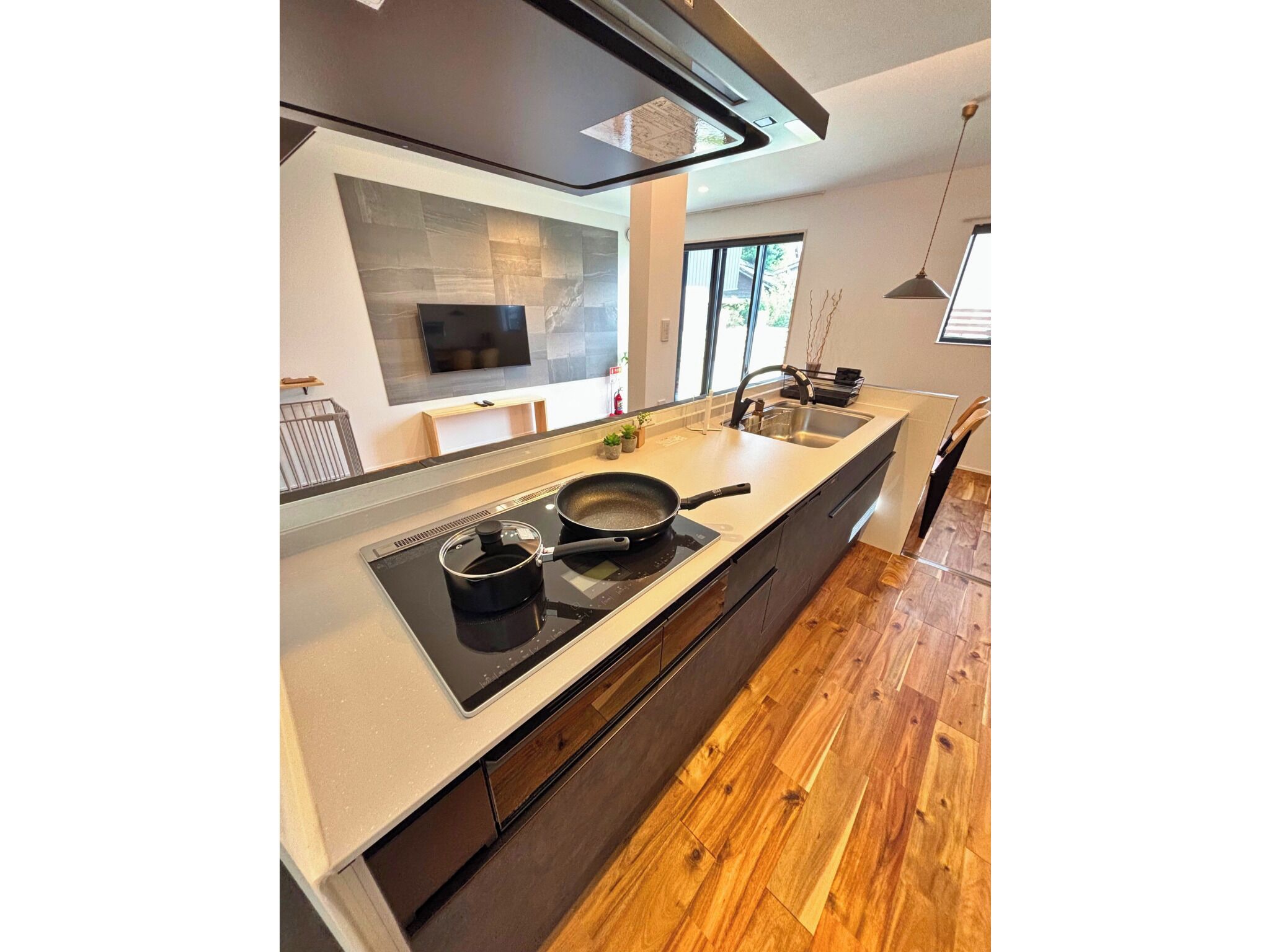 Frigorífico, microondas, placa de cocina y utensilios de cocina