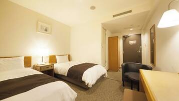 Escritorio, tabla de planchar con plancha, wifi gratis y ropa de cama