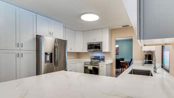 Fridge, microwave, stovetop, dishwasher