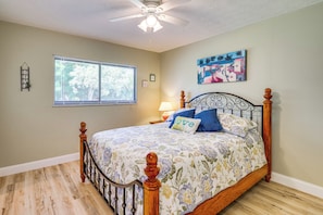 3 sovrum, skrivbord, strykjärn/strykbräda och resesäng