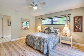 3 bedrooms, desk, iron/ironing board, travel crib - 1 Mi to Golf! Family Getaway w/ Pool in Fort Myers (Fort Myers)