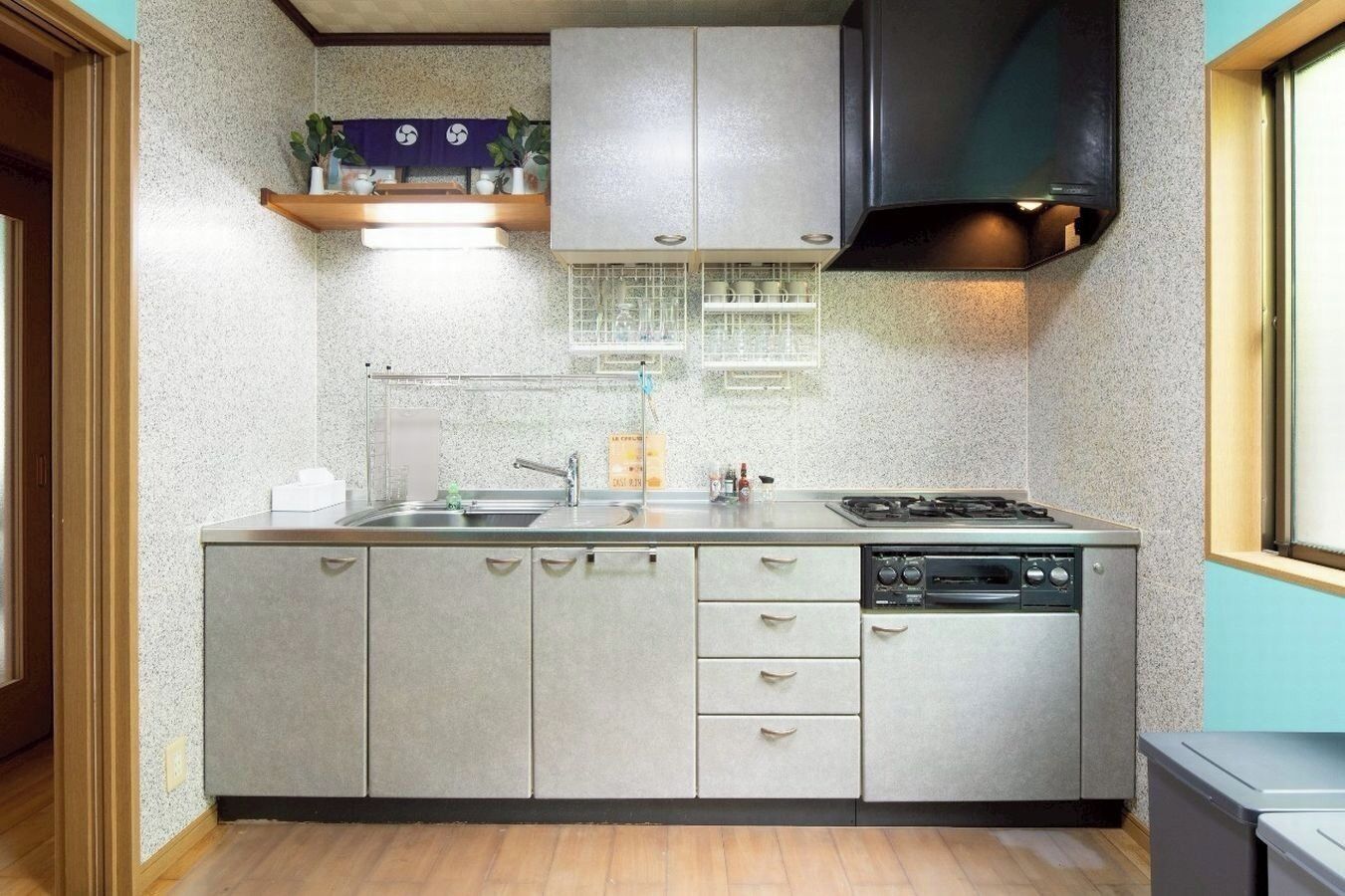 Réfrigérateur, micro-ondes, plaque de cuisson