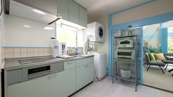 Refrigerador, microondas, placa de cocina, utensilios de cocina