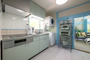 Refrigerador, microondas, placa de cocina, utensilios de cocina