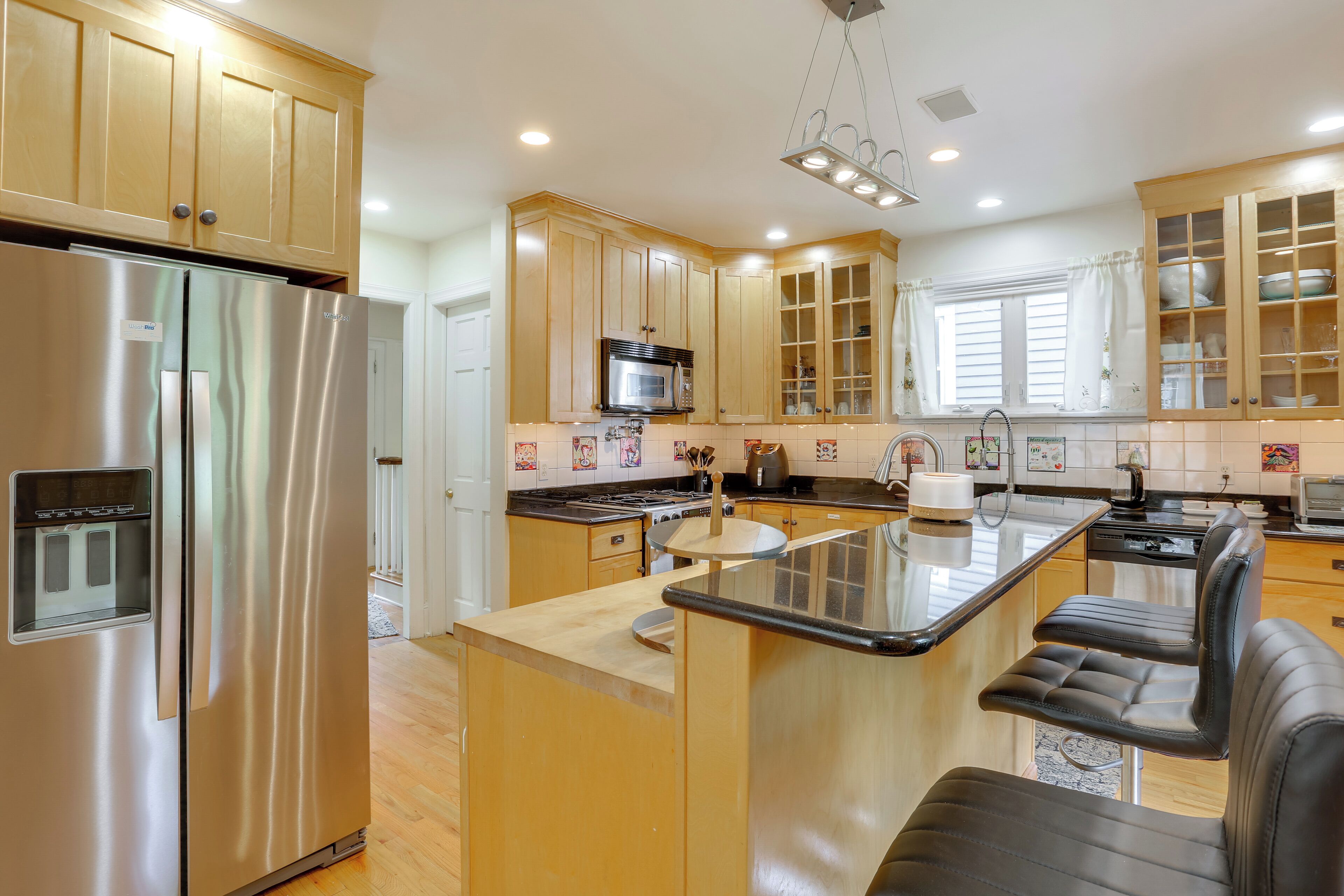Coffee/tea maker, fridge, microwave, stovetop
