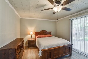 5 slaapkamers, een bureau, internet, beddengoed