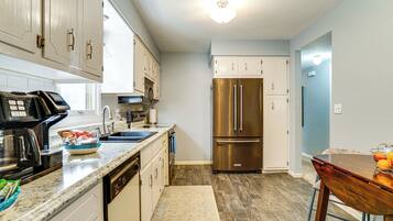 Réfrigérateur, micro-ondes, plaque de cuisson, lave-vaisselle