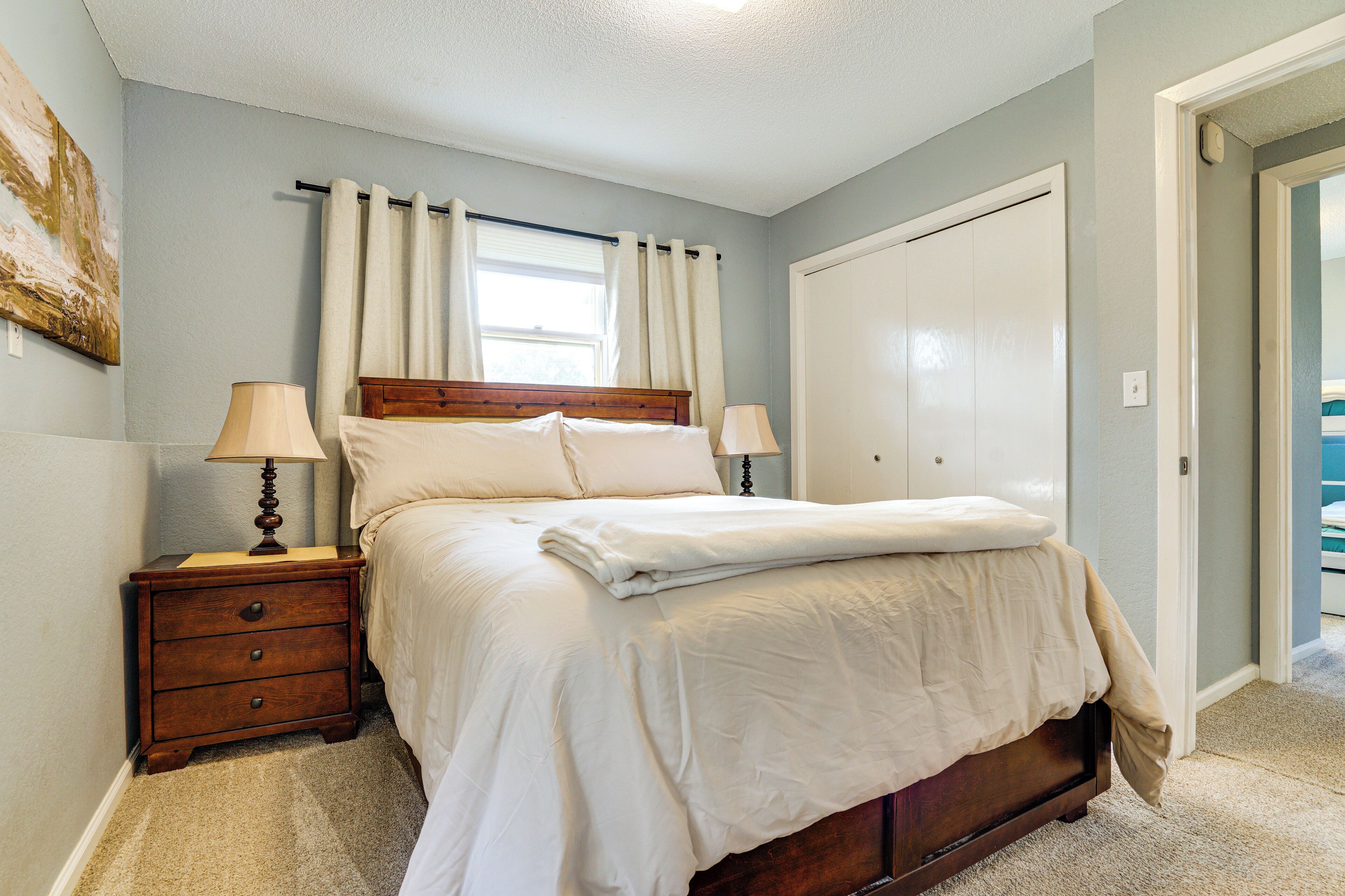 2 bedrooms, desk, iron/ironing board, travel crib
