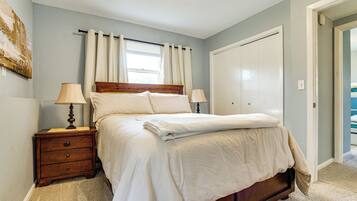 2 bedrooms, desk, iron/ironing board, travel crib