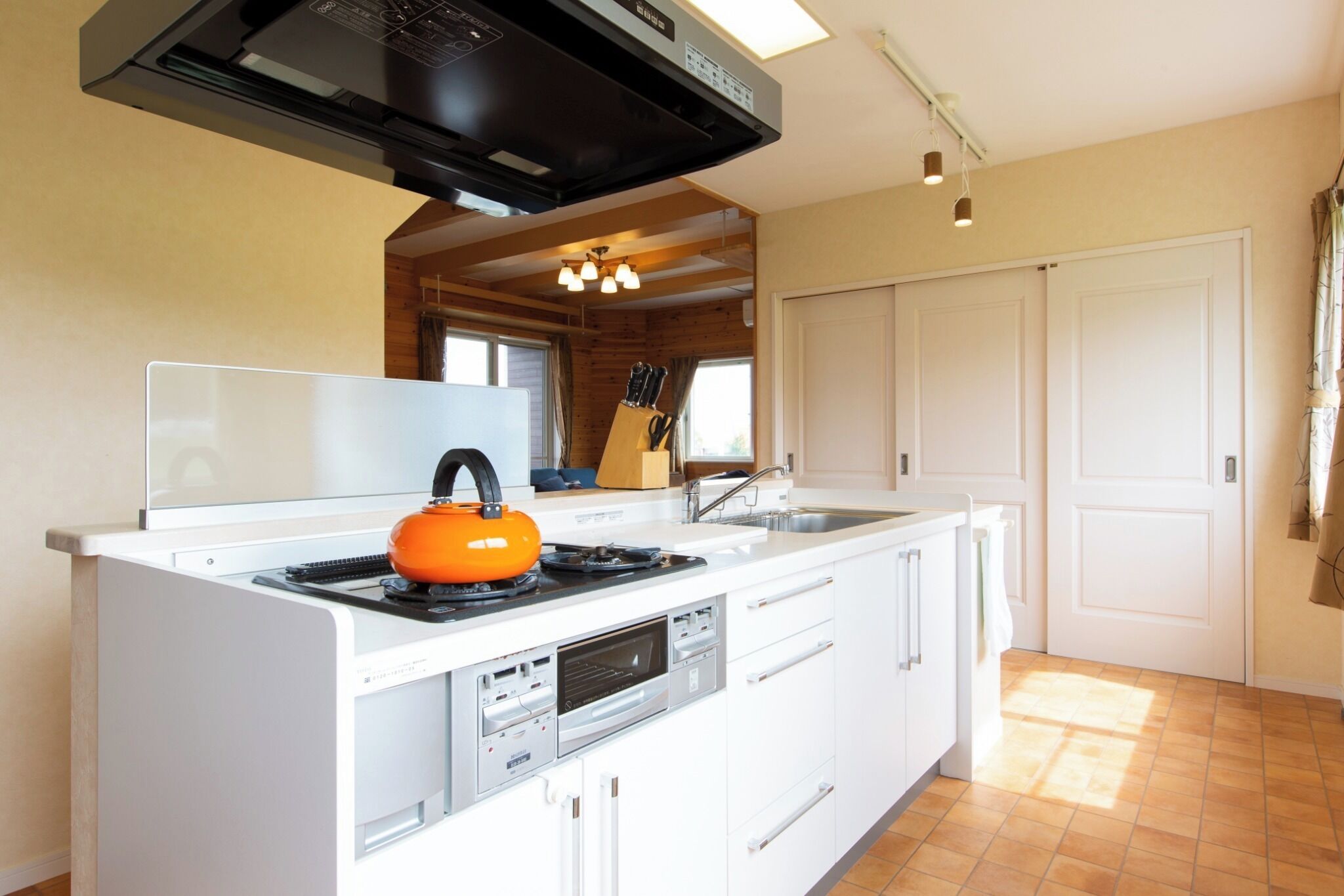 Frigorífico, microondas y utensilios de cocina