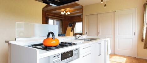 Refrigerador, microondas y utensilios de cocina