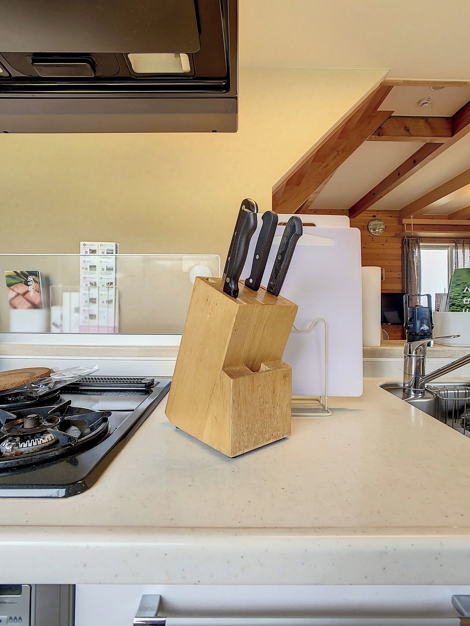 Refrigerador, microondas y utensilios de cocina 