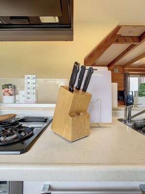 Geladeira, micro-ondas, talheres/pratos/utensílios de cozinha