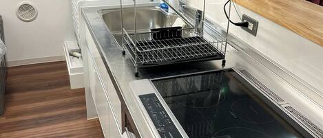 冷蔵庫、電子レンジ、調理器具と食器