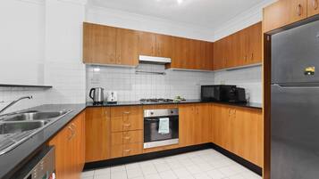 Coffee/tea maker, fridge, microwave, oven