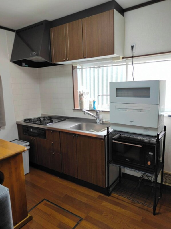 Fridge, microwave, stovetop, cookware/dishes/utensils