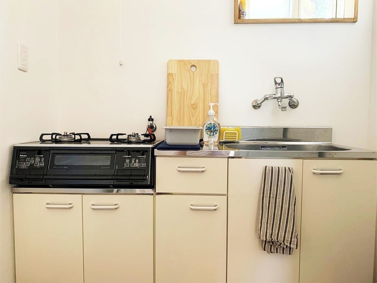 Réfrigérateur, micro-ondes, plaque de cuisson