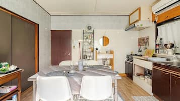 Kylskåp, mikrovågsugn, spishäll och grytor/köksredskap