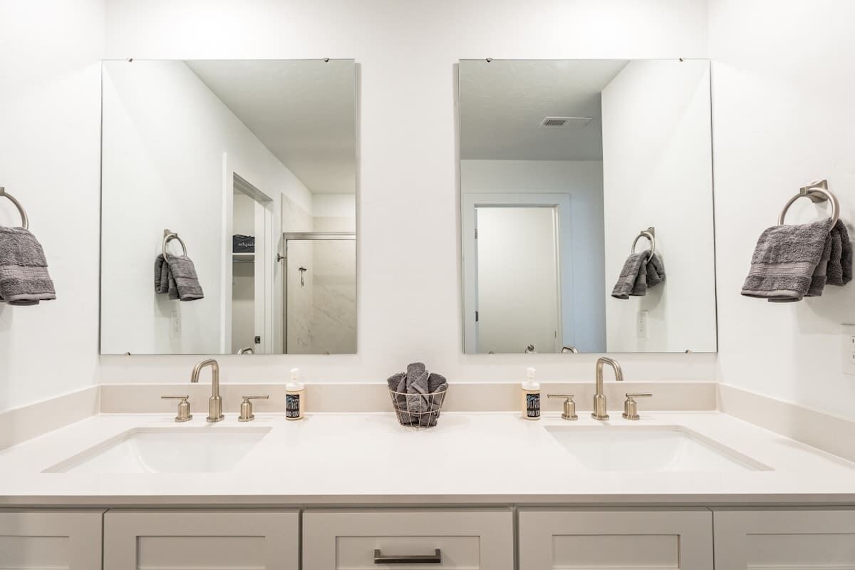 Ducha, secador de pelo, toallas y champú