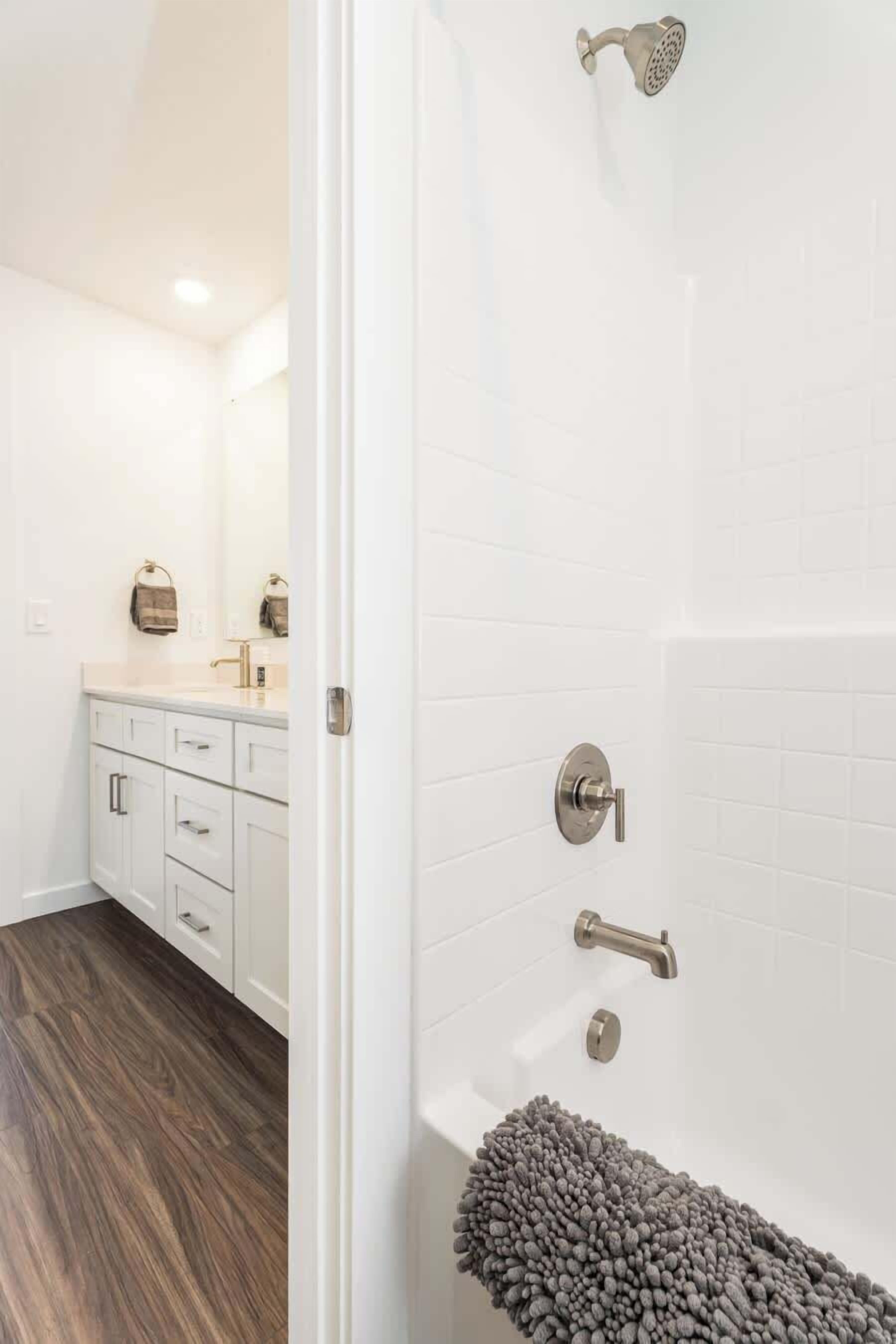Un baño moderno con bañera, ducha y toallero.