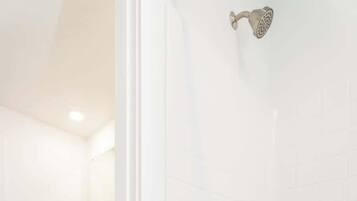 Un baño moderno con bañera, ducha y toallero.