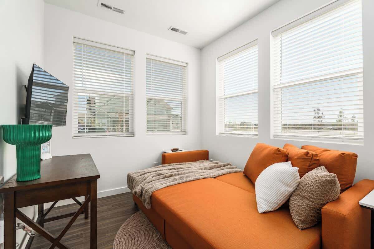 3 多间卧室、办公桌、旅行婴儿床、WiFi