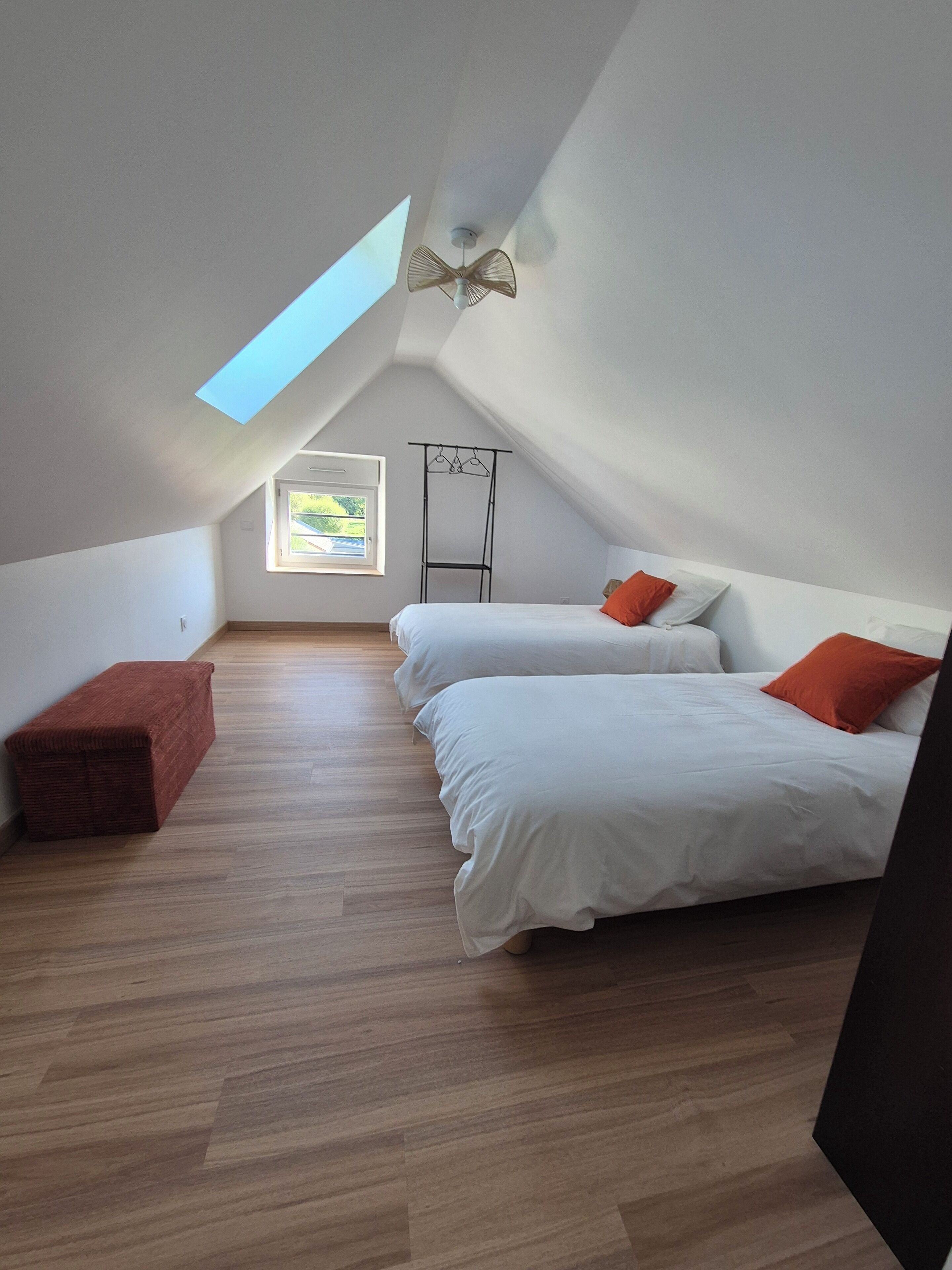 4 bedrooms, iron/ironing board, free WiFi, bed sheets