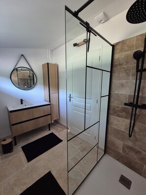 Dusche, Handtücher, Toilettenpapier
