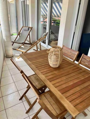 تناول الطعام بالخارج