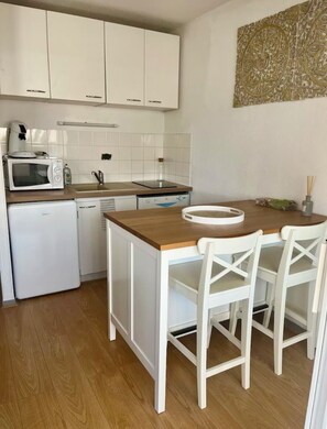 ثلاجة، ميكروويف، موقد طهي مسطح، غسالة أطباق