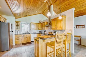 Jääkaappi, mikroaaltouuni, uuni, liesi