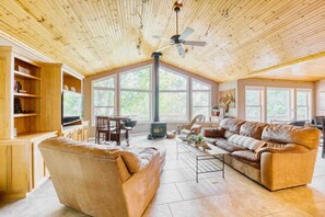 Televisio, takka, työhuone