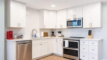 Micro-ondes, four, plaque de cuisson, lave-vaisselle