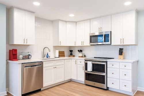 COZY Farmhouse Escape w/ Relaxing outdoor, only 10min to Raleigh Hotspots