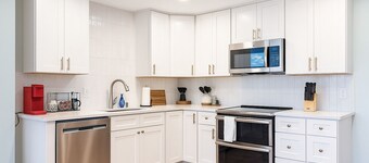 COZY Farmhouse Escape w/ Relaxing outdoor, only 10min to Raleigh Hotspots