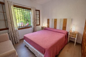 3 bedrooms, iron/ironing board, WiFi, bed sheets