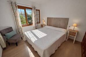 3 bedrooms, iron/ironing board, WiFi, bed sheets