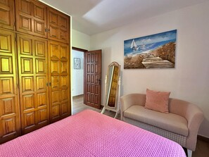 3 bedrooms, iron/ironing board, WiFi, bed sheets