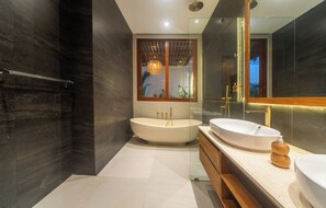 Family Villa, Pool View | Bilik Mandi | Kelengkapan dandanan diri percuma, tuala disediakan, sabun, tisu tandas 