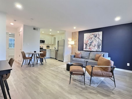 TV. Central Bham Retreat w/ Private Balcony + Parking
