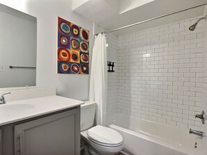 Hair dryer, towels - Central Bham Retreat w/ Private Balcony + Parking (Birmingham)