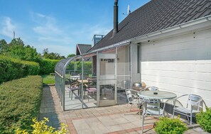 Outdoor dining - Perfect setting for a family holiday by sea (Bogense)