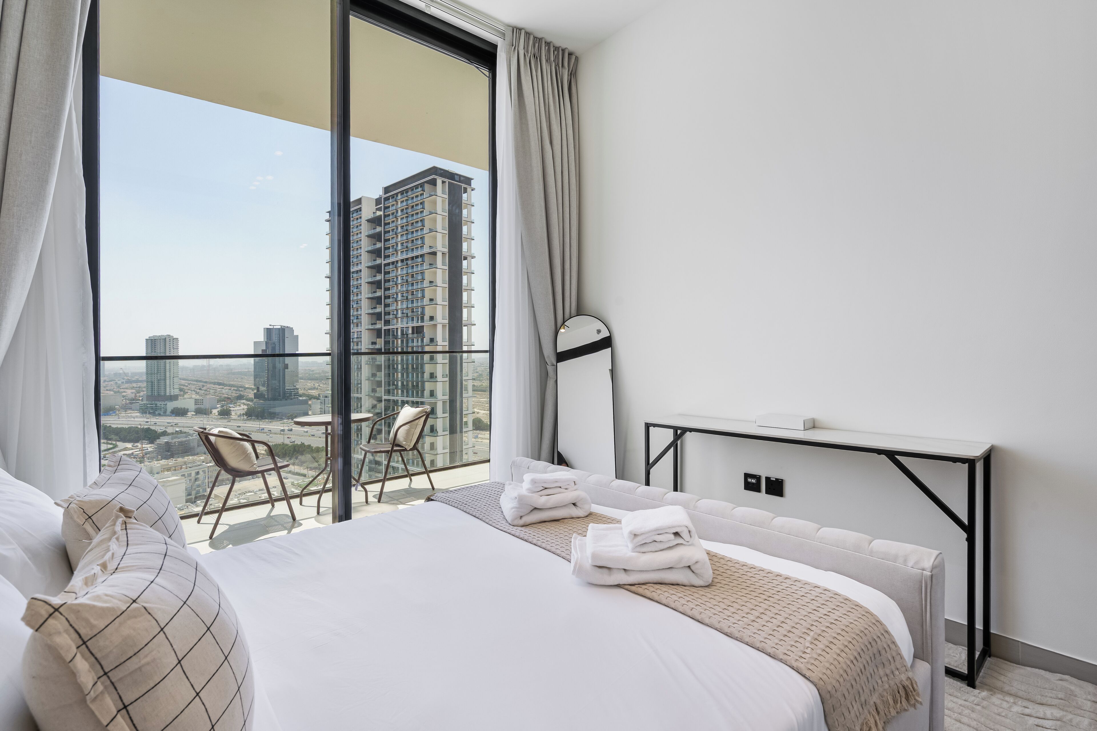 익스클루시브 아파트, 발코니, 시내 전망 | 객실 내 금고, 각각 다른 스타일의 인테리어, 각각 다르게 가구 비치, 암막 커튼