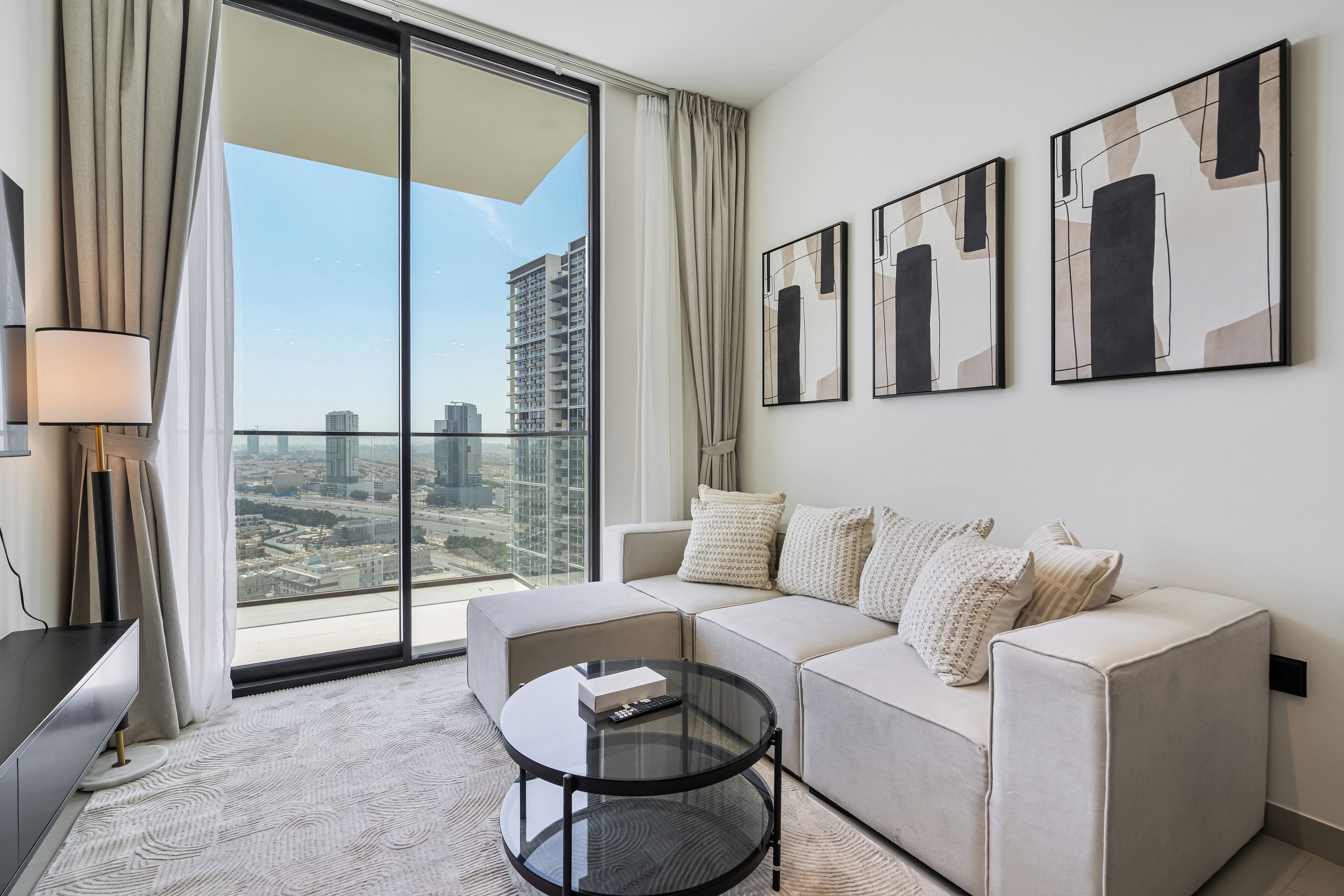 익스클루시브 아파트, 발코니, 시내 전망 | 거실 | 스마트 TV